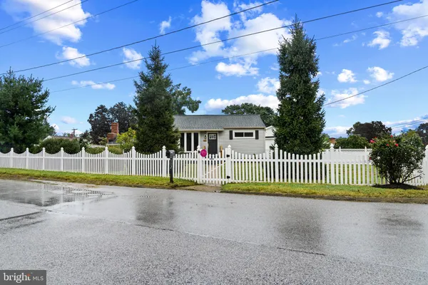 102 FERNGLEN AVE
