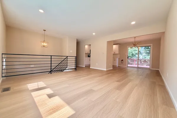 806 SUNSET DR