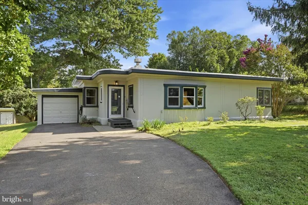 8105 MACARTHUR RD