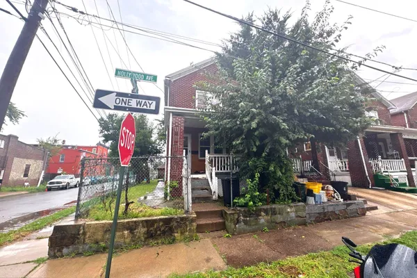 2 HOLLYWOOD AVE