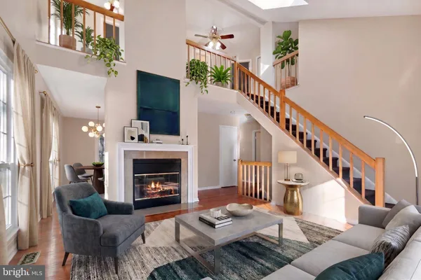 2 HUGO CT