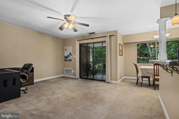 1012 MEADOWVIEW LN 1012
