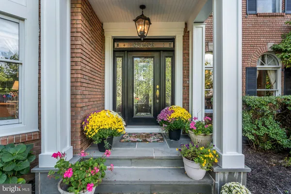 8 ENDICOTT LN