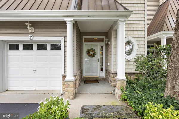 32 WINDWARD DR