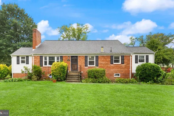 8904 FORT DR