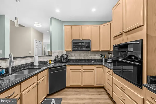 855 THICKET CT