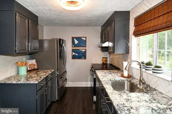 48 CROSS COUNTRY CT