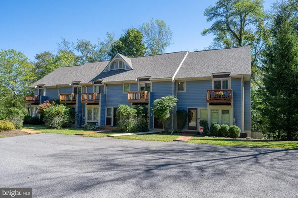17 LAKEVIEW CT 4D