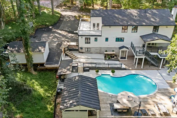 3 PEMBERLY LN
