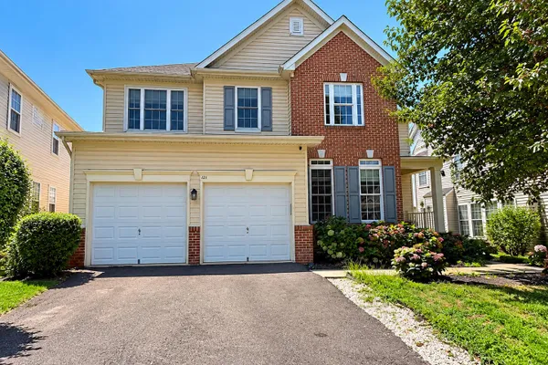 121 KING EDWARD CT