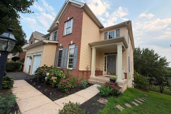 121 KING EDWARD CT