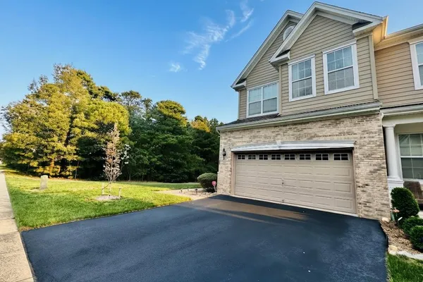281 HAWTHORNE LN