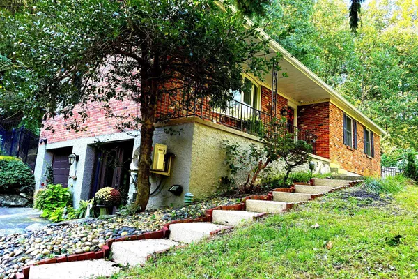 44 SPRING RD