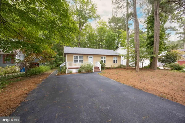 38 FAIRWAY LN