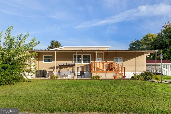 809 LAKE CIR