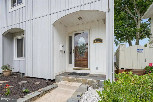 18527 EAGLES ROOST DR