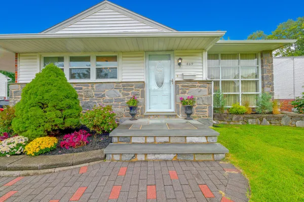 409 REDHILL DR
