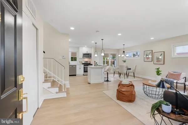 922 VANDERWOOD RD