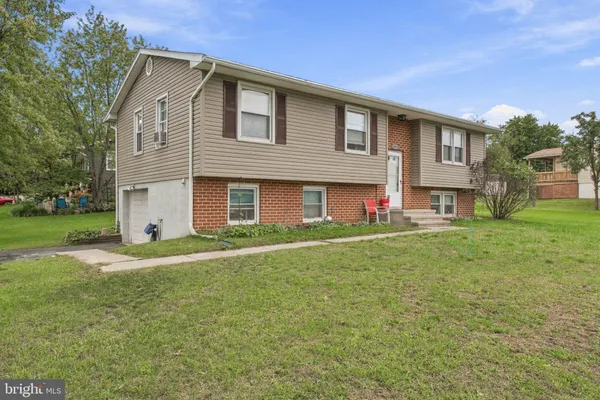 1695 DOUGLAS DR