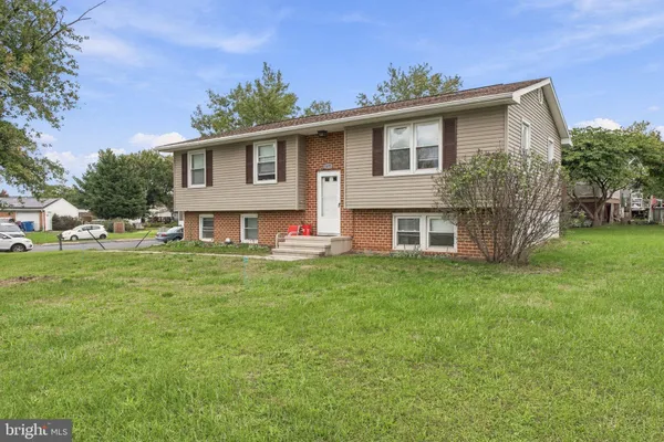 1695 DOUGLAS DR