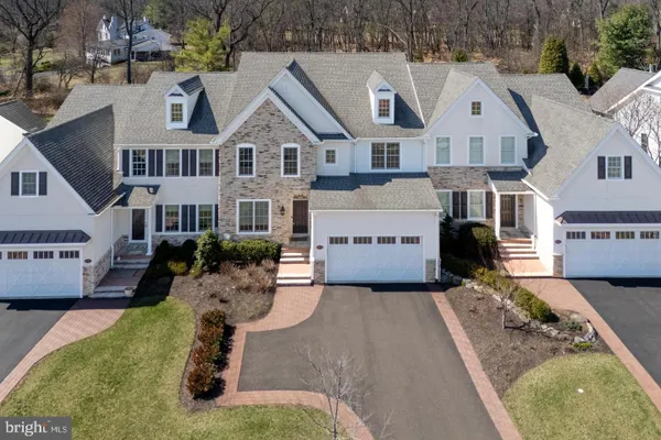 1970 CARRIAGE KNOLL DR