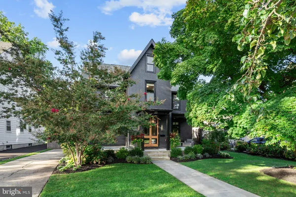33 E CHESTNUT AVE