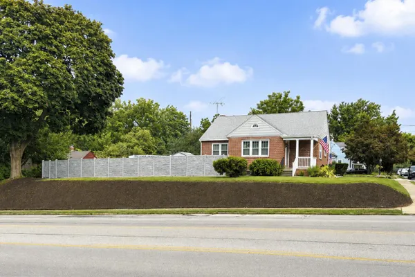 2 MYRTLE AVE
