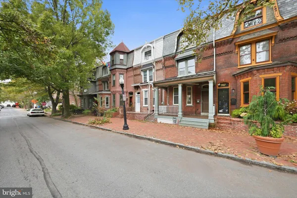709 W 10TH ST