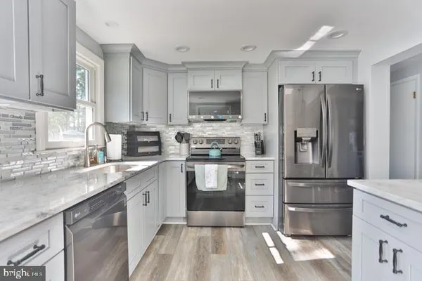 37 MERMAID DR