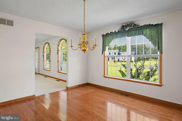 3 NICHOLE DR