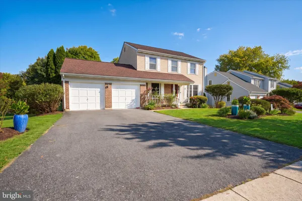 8 COUNTRY HILLS DR