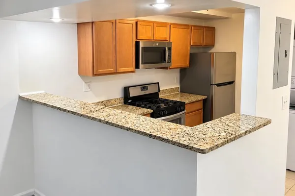 2514 MARKHAM LN 1