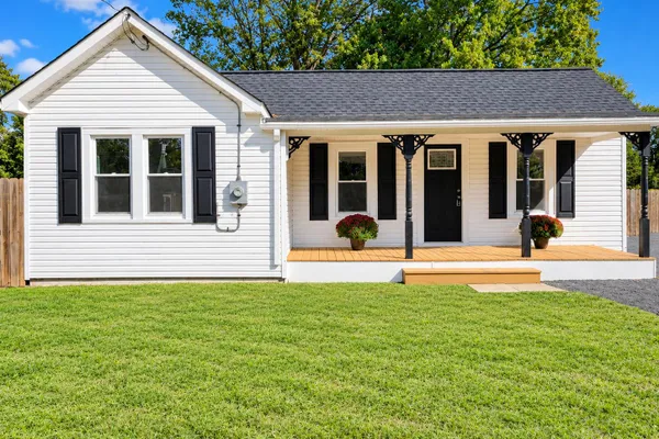33 POPLAR LN