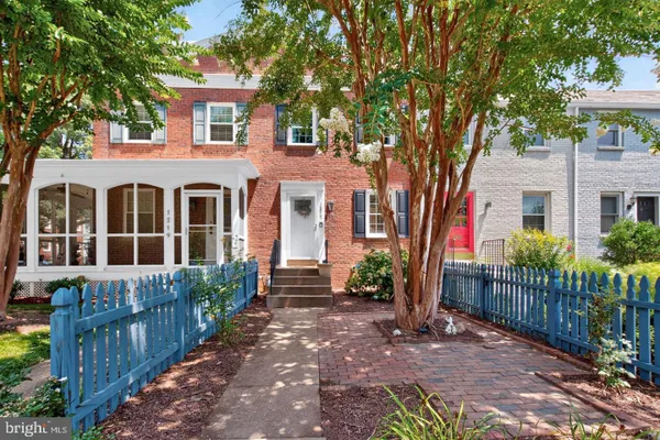 1217 COLONIAL AVE
