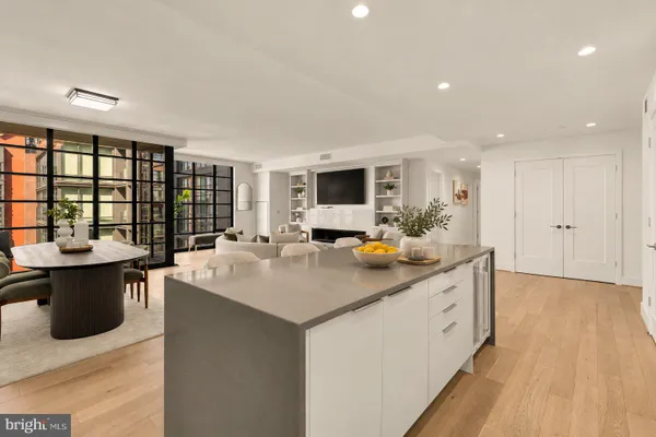 45 SUTTON SQ 906