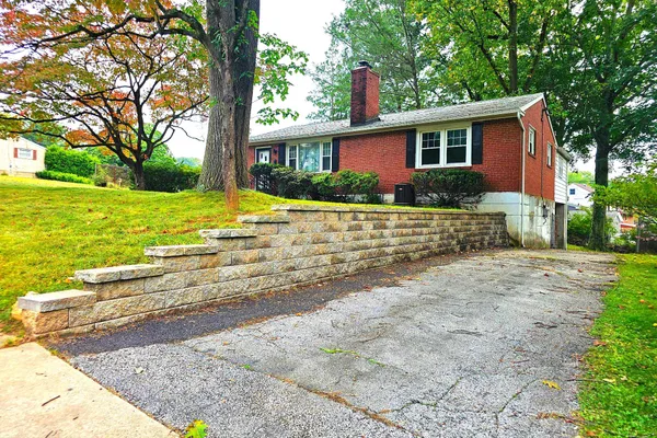 215 PARKVIEW DR
