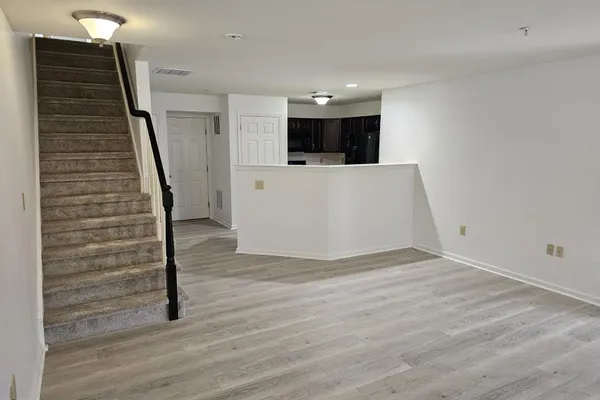 40 N SCHOOL LN