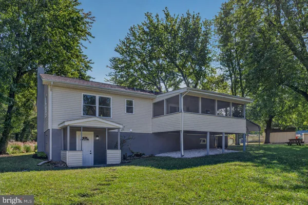 1319 BUCKS LN