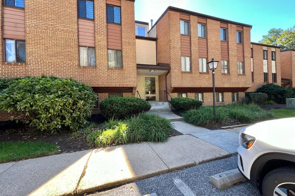 9 SUNTOP CT 201