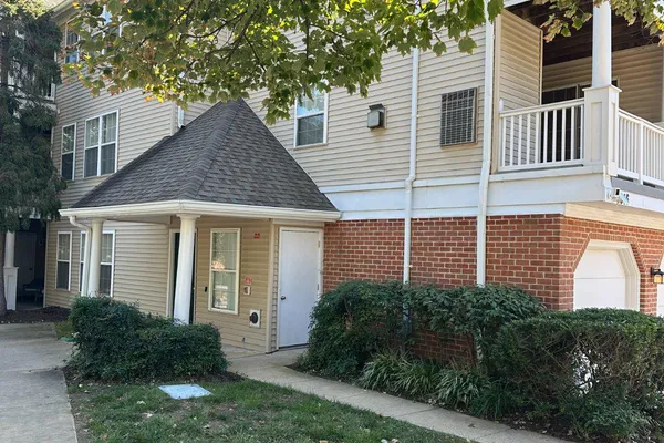 5816 WYNDHAM CIR 201