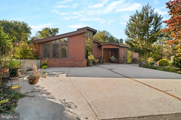 6711 MEADOWLAWN CIR