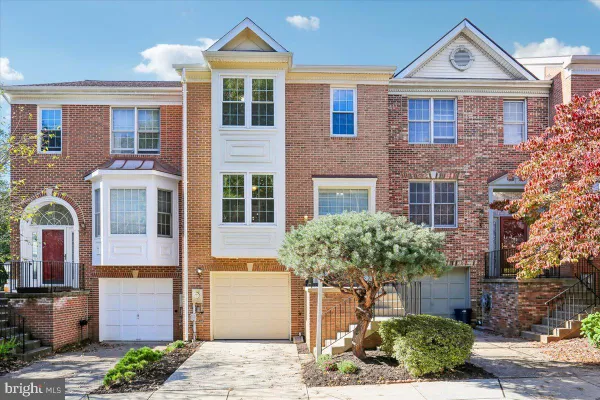 4 CARRIAGE WALK CT