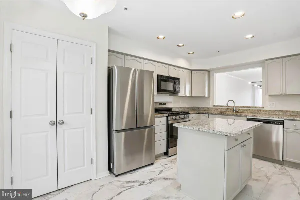 4 CARRIAGE WALK CT