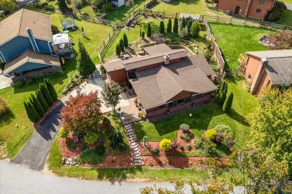 6711 MEADOWLAWN CIR