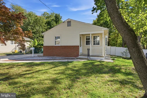 208 W CEDAR AVE