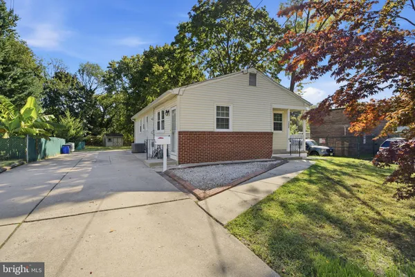 208 W CEDAR AVE
