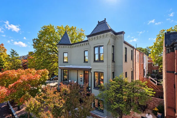 521 E ST