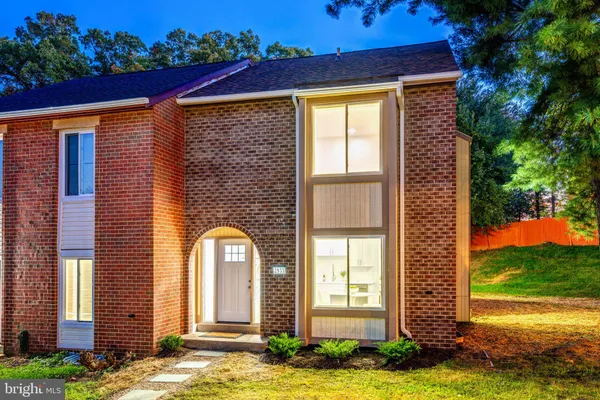 2933 CAMBRIDGE DR