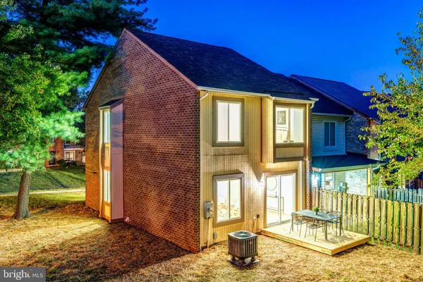 2933 CAMBRIDGE DR