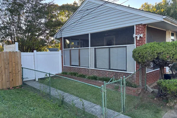 1407 FENWOOD AVE